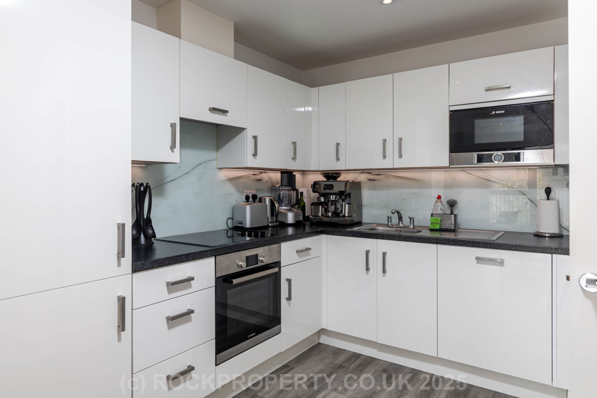 Modern 1 Bed with S/F Balcony, College Gardens, Town Outskirts, Image 9
