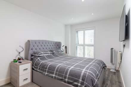 Modern 1 Bed with S/F Balcony, College Gardens, Town Outskirts, Image 11