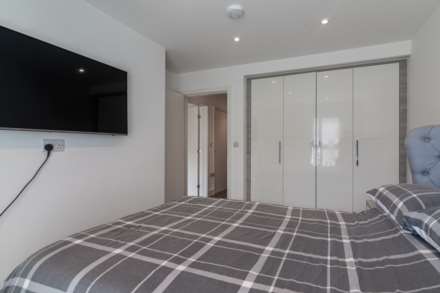 Modern 1 Bed with S/F Balcony, College Gardens, Town Outskirts, Image 13