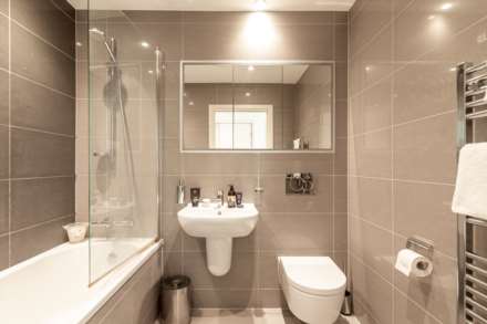 Modern 1 Bed with S/F Balcony, College Gardens, Town Outskirts, Image 14