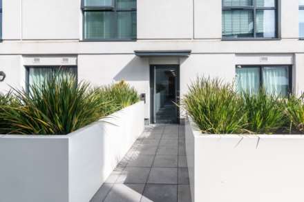 Modern 1 Bed with S/F Balcony, College Gardens, Town Outskirts, Image 15