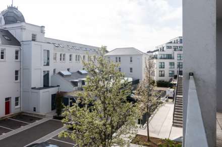 Modern 1 Bed with S/F Balcony, College Gardens, Town Outskirts, Image 17