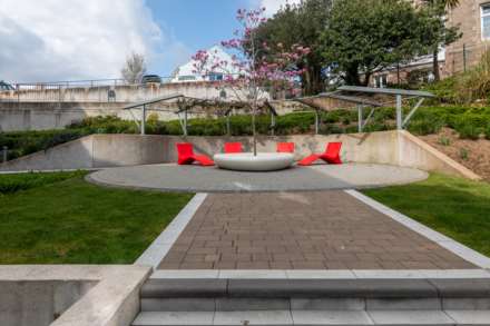 Modern 1 Bed with S/F Balcony, College Gardens, Town Outskirts, Image 18