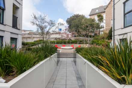 Modern 1 Bed with S/F Balcony, College Gardens, Town Outskirts, Image 19
