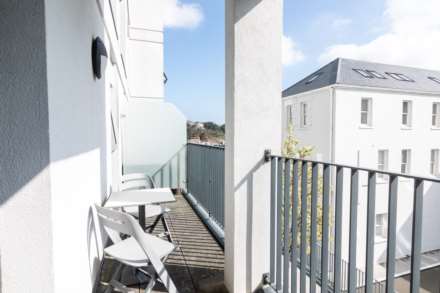 Modern 1 Bed with S/F Balcony, College Gardens, Town Outskirts, Image 2