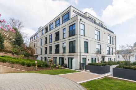 Modern 1 Bed with S/F Balcony, College Gardens, Town Outskirts, Image 20