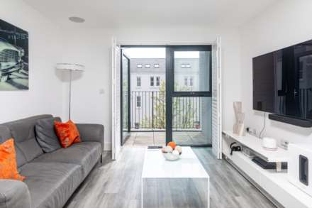 Modern 1 Bed with S/F Balcony, College Gardens, Town Outskirts, Image 4
