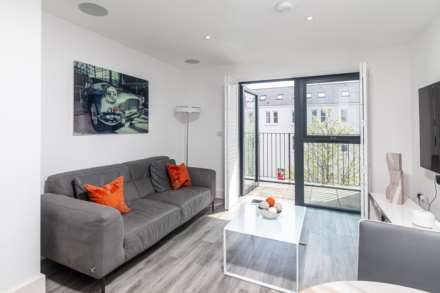 Modern 1 Bed with S/F Balcony, College Gardens, Town Outskirts, Image 5