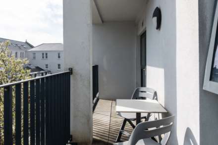 Modern 1 Bed with S/F Balcony, College Gardens, Town Outskirts, Image 6
