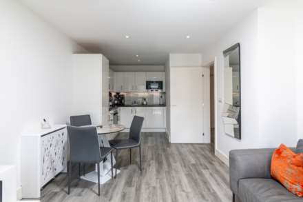 Modern 1 Bed with S/F Balcony, College Gardens, Town Outskirts, Image 7