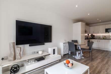 Modern 1 Bed with S/F Balcony, College Gardens, Town Outskirts, Image 8