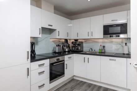 Modern 1 Bed with S/F Balcony, College Gardens, Town Outskirts, Image 9