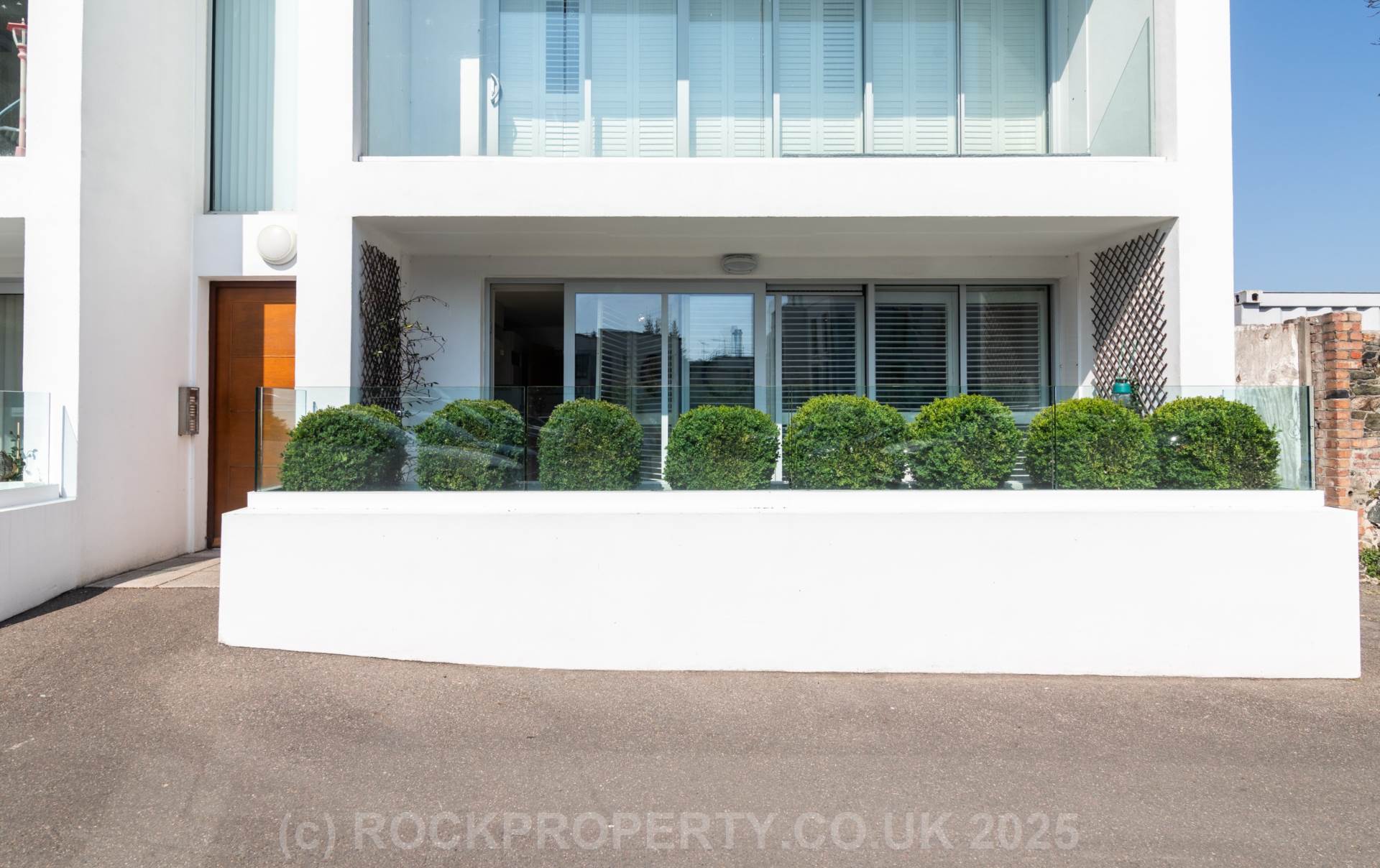 MODERN 1 BED WITH 2 OUTSIDE AREAS, Rouge Bouillon, St Helier, Image 17