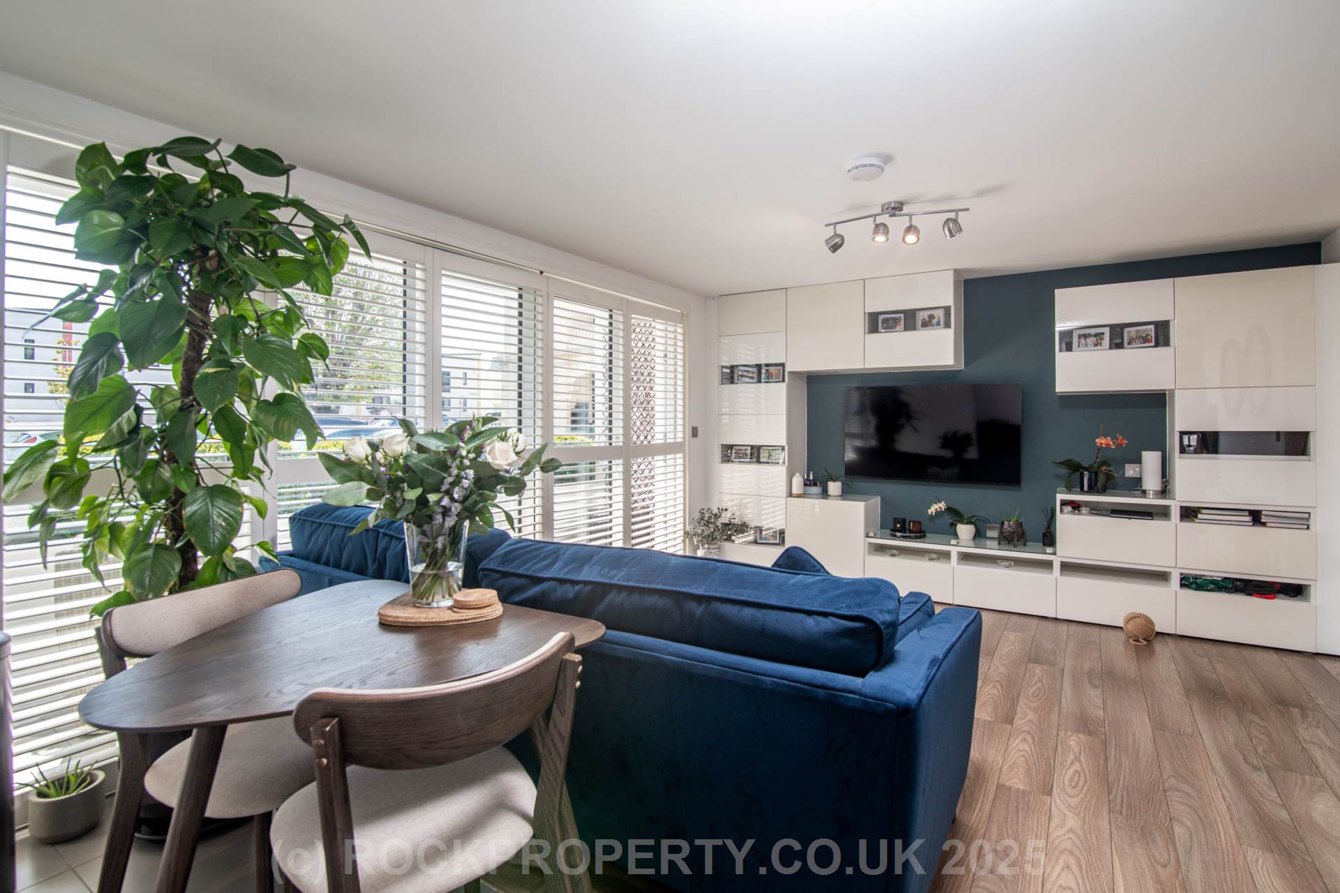 MODERN 1 BED WITH 2 OUTSIDE AREAS, Rouge Bouillon, St Helier, Image 3