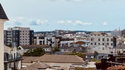 SPACIOUS 2 BED + BALCONY, Woodville Apartments, St Saviour's Road, Image 2