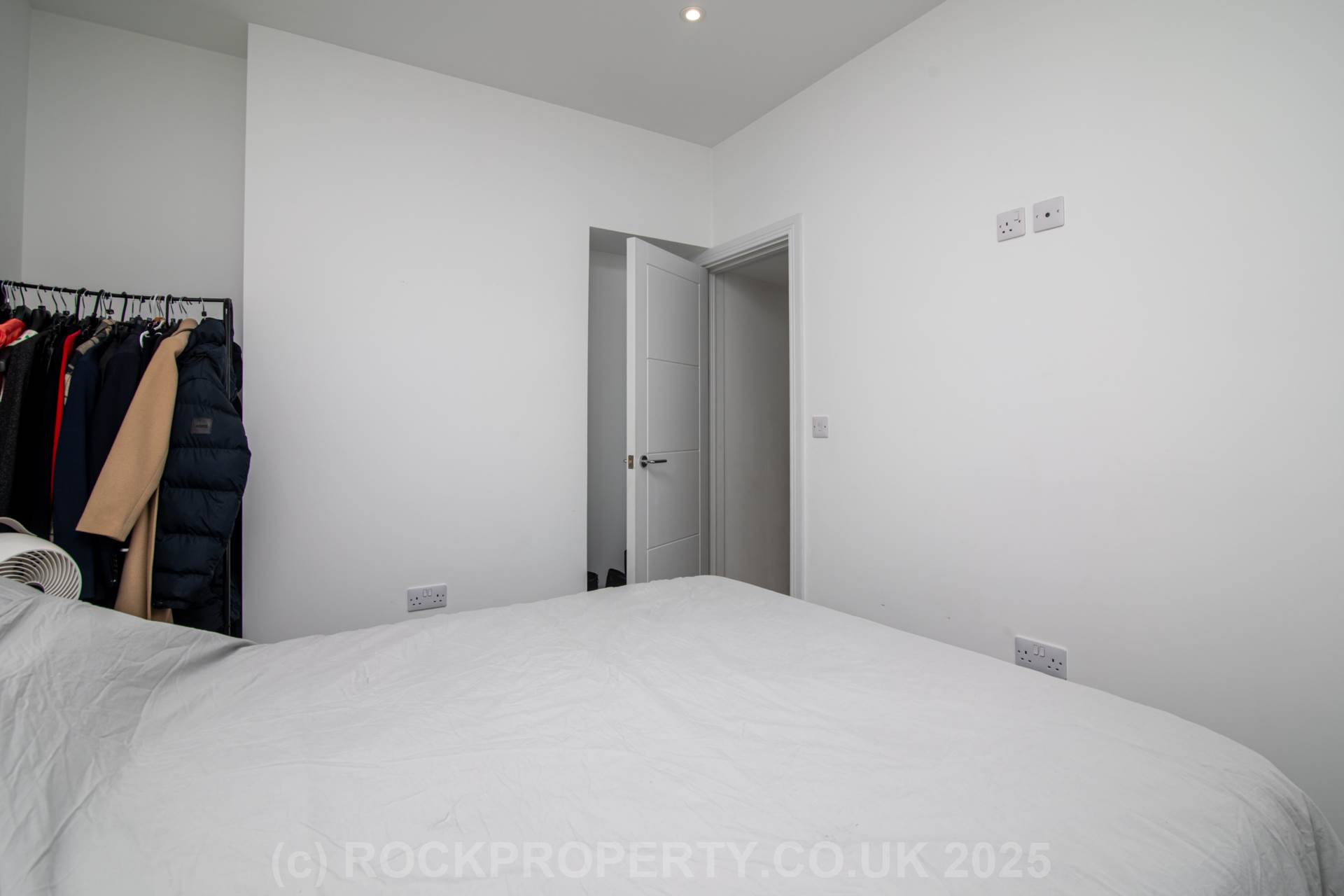 3 Bed Home with Patio & Parking, Town Outskirts, Image 14