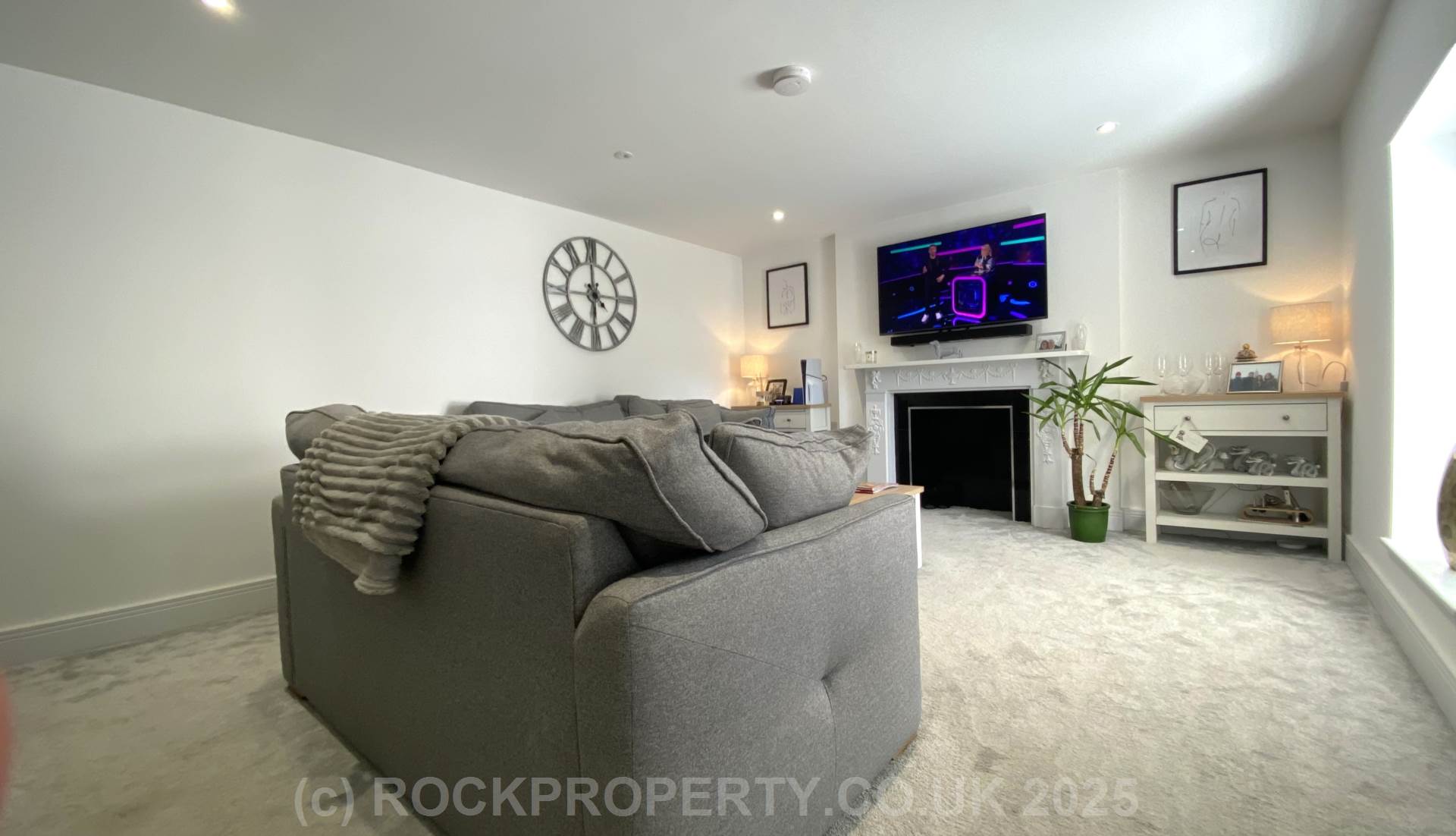 3 Bed Home with Patio & Parking, Town Outskirts, Image 6