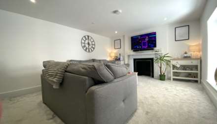 3 Bed Home with Patio & Parking, Town Outskirts, Image 6