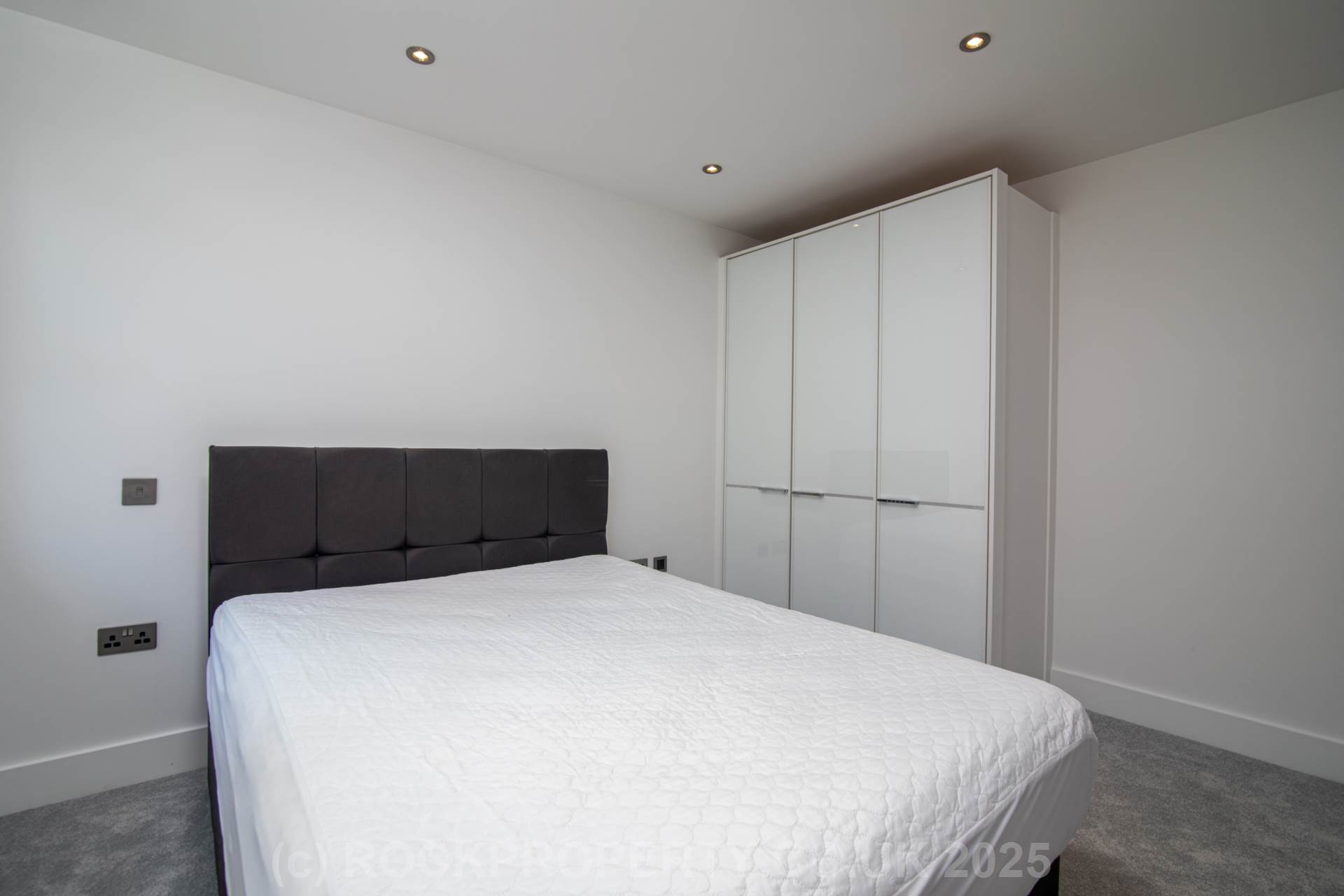 SUPERB 1 BED WITH W/F BALCONY, Bath Street, St Helier, Image 10
