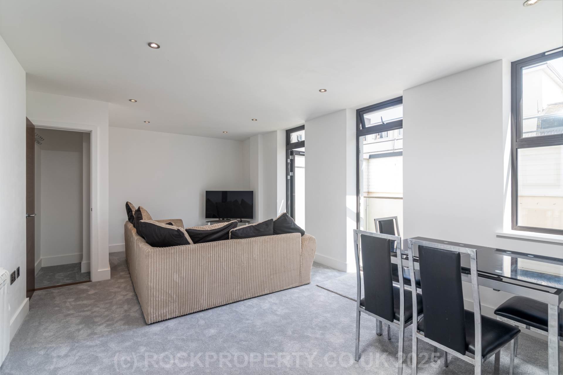 SUPERB 1 BED WITH W/F BALCONY, Bath Street, St Helier, Image 4