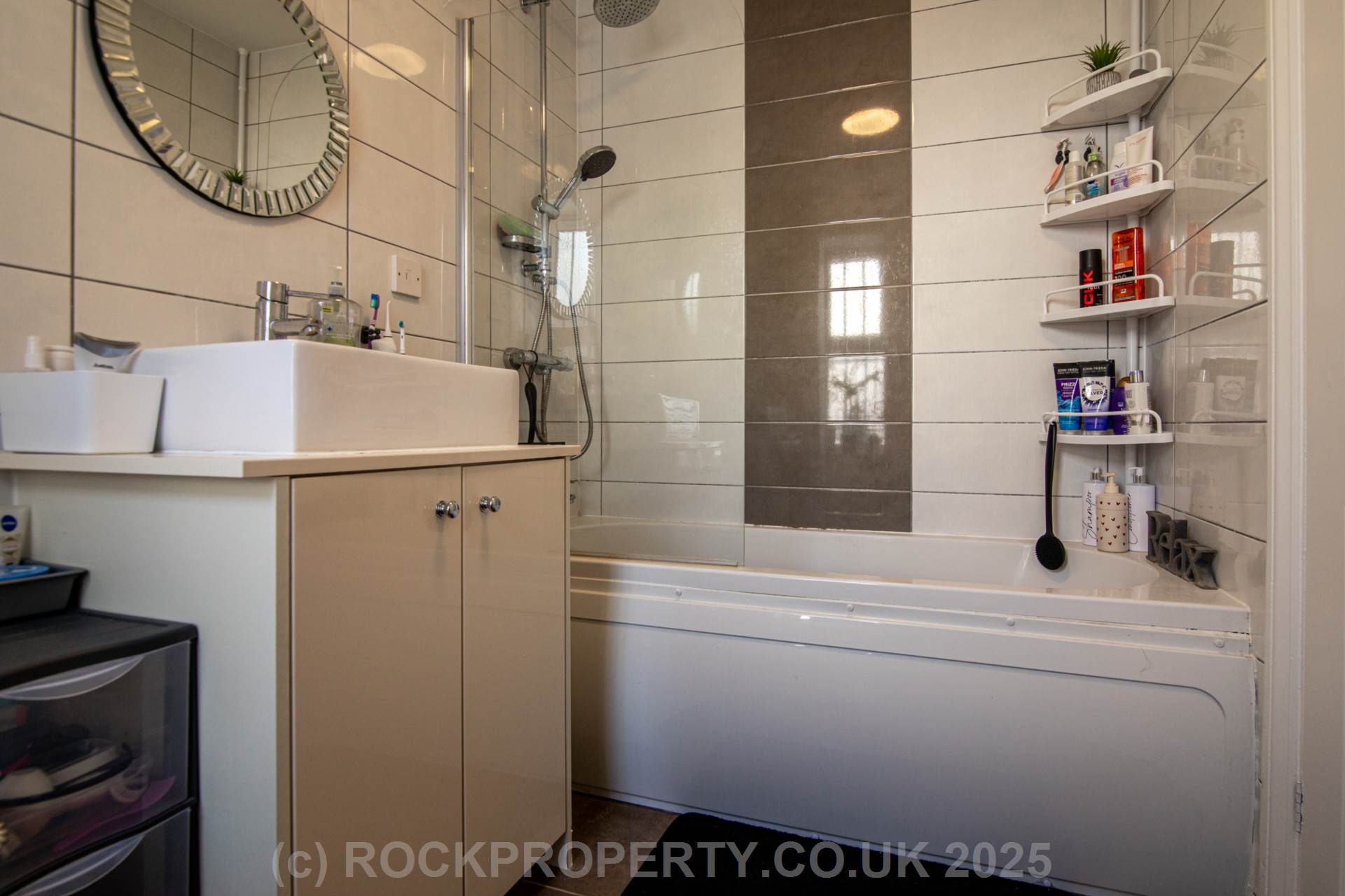 TWO DOUBLE BEDS + PARKING, Town Outskirts, Image 13