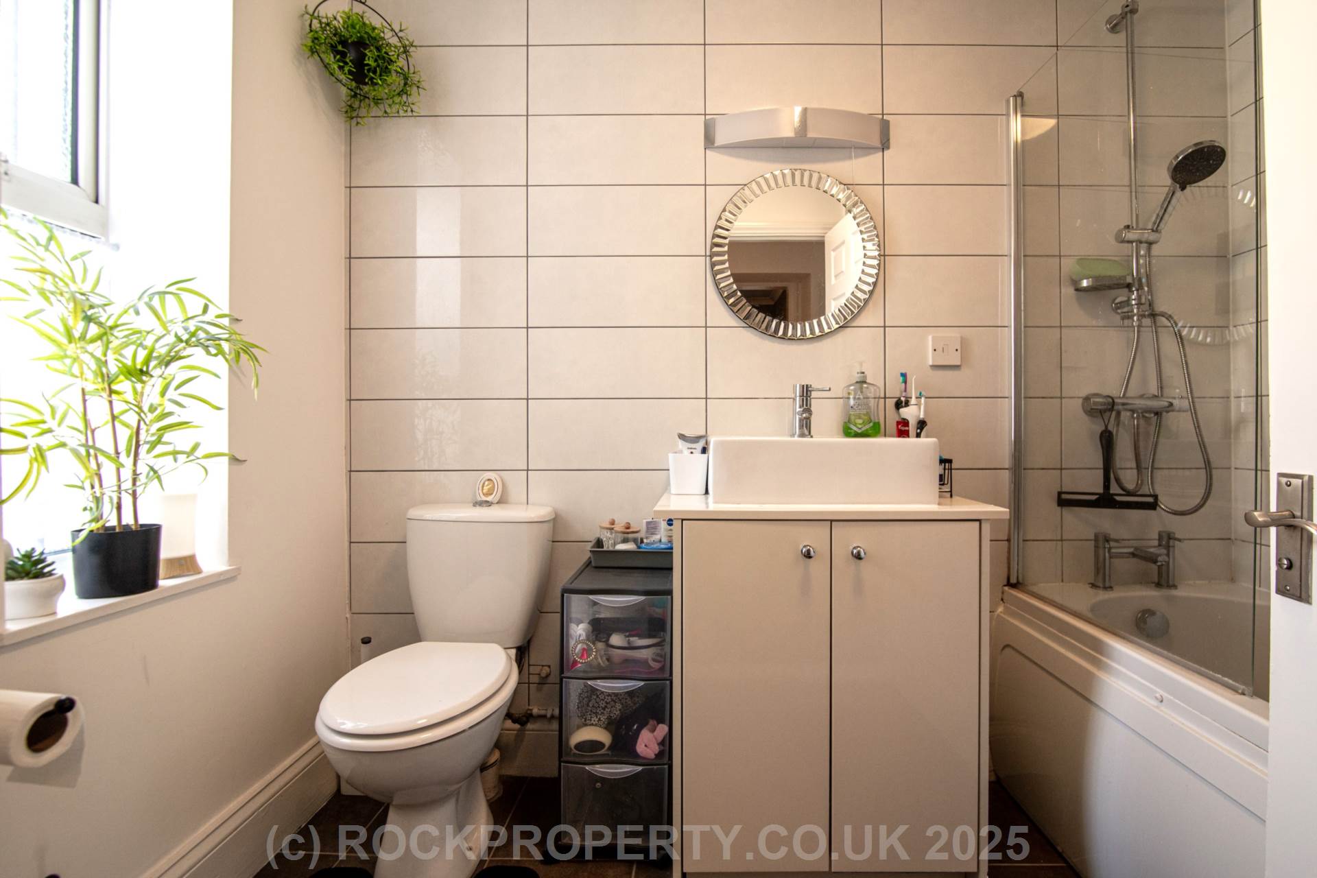 TWO DOUBLE BEDS + PARKING, Town Outskirts, Image 14