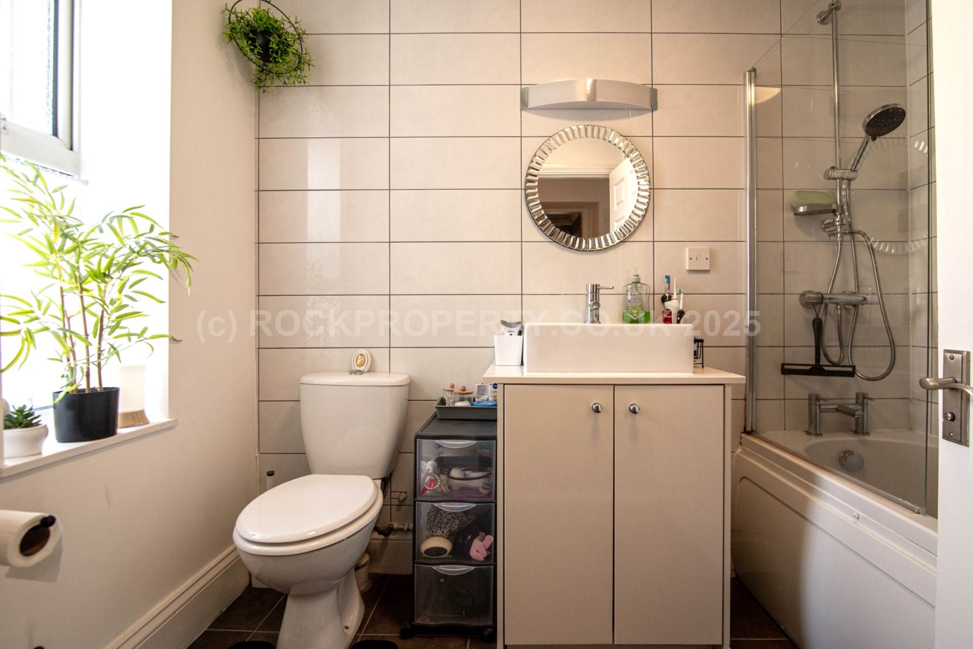 SPACIOUS 2 DOUBLE BEDS, Town Outskirts, Image 14