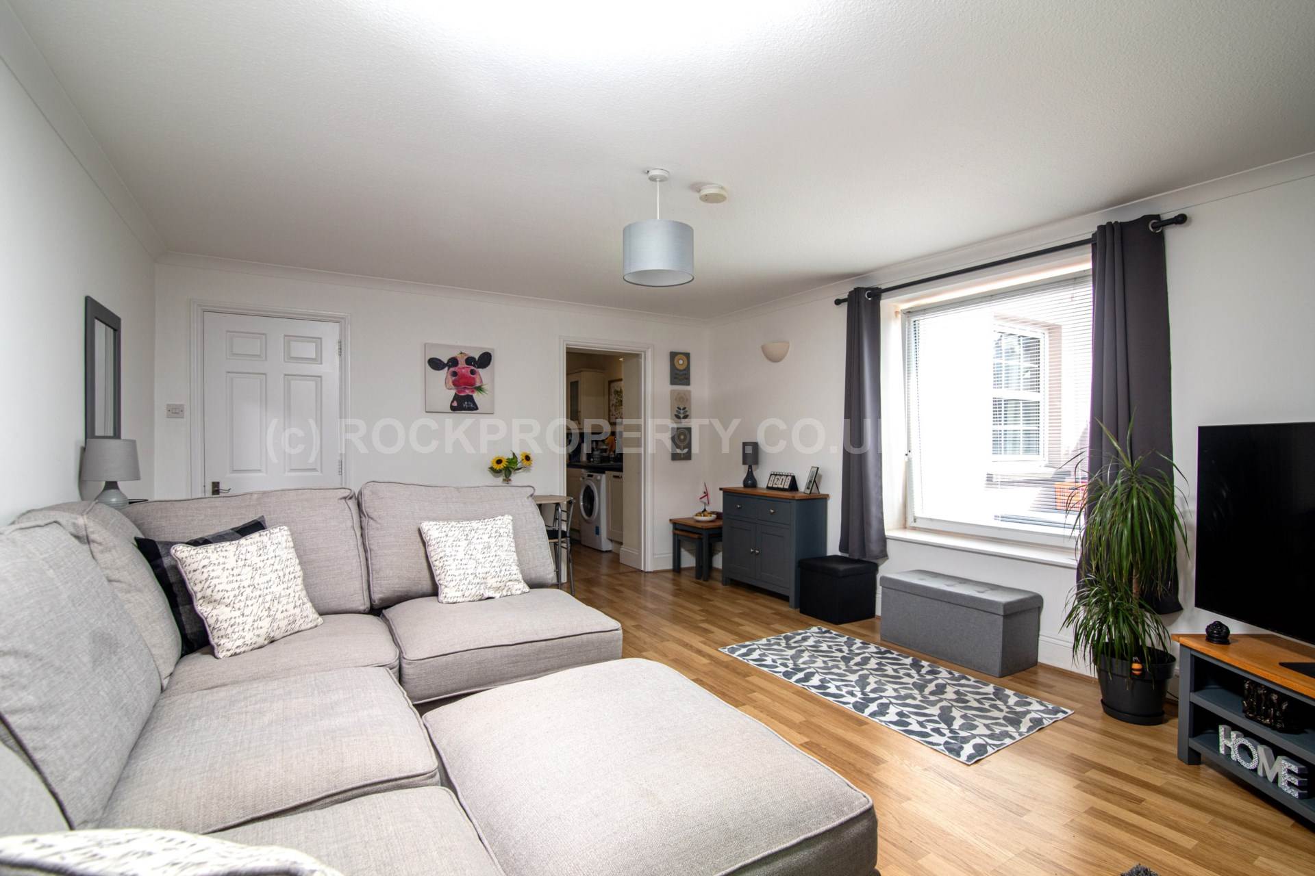 SPACIOUS 2 DOUBLE BEDS, Town Outskirts, Image 2