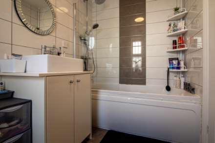 SPACIOUS 2 DOUBLE BEDS, Town Outskirts, Image 13