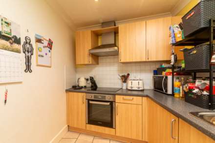Spacious 1 Bed + Parking, Waverley Crescent, St Saviours Rd, Image 8