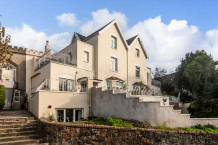 Spacious 1 Bed + Parking, Waverley Crescent, St Saviours Rd