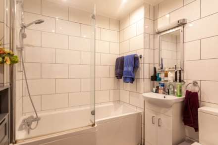 Spacious 1 Bed + Parking, Waverley Crescent, St Saviours Rd, Image 12