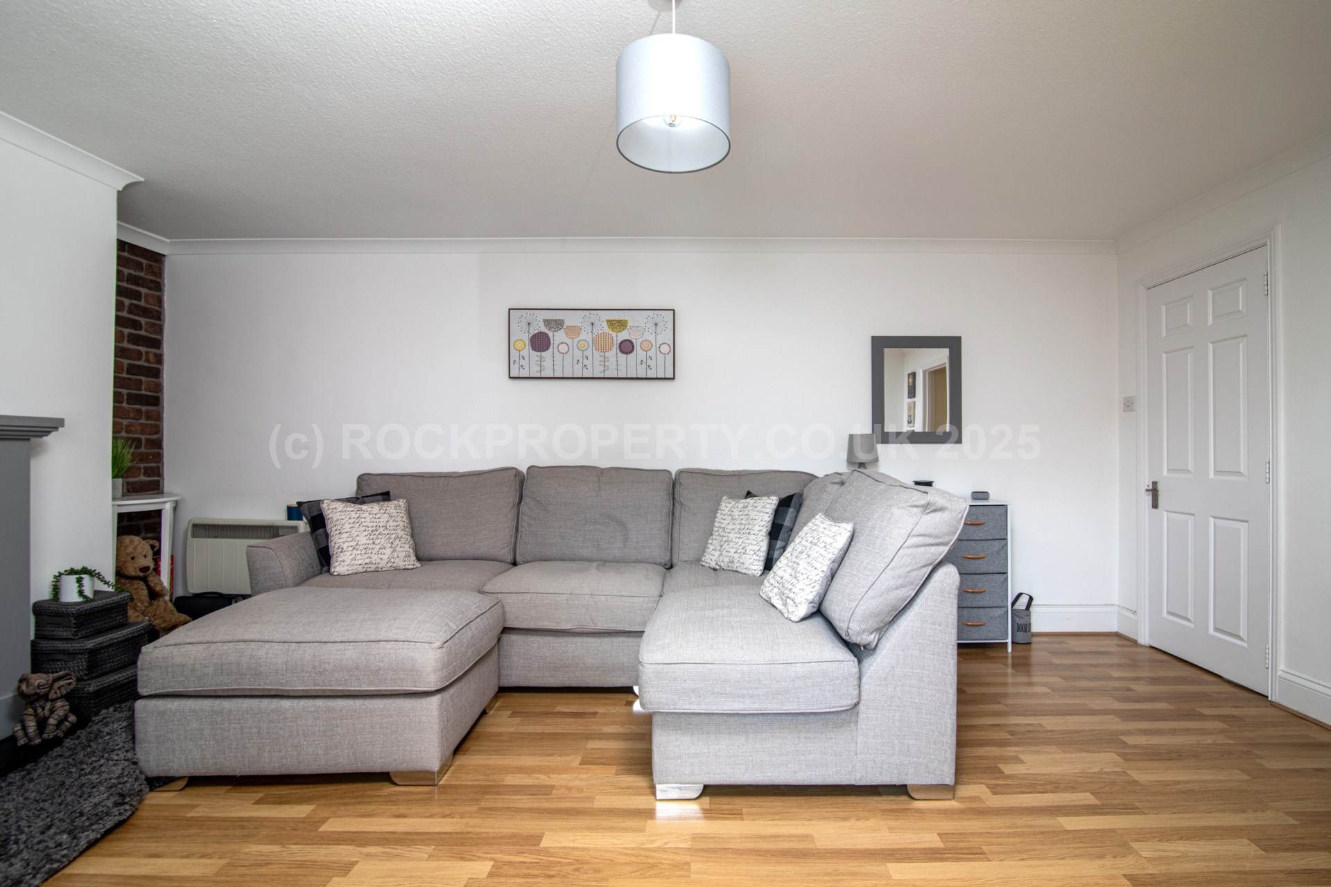 Large 2 Bed Flat + Parking, Town Outskirts, Image 5