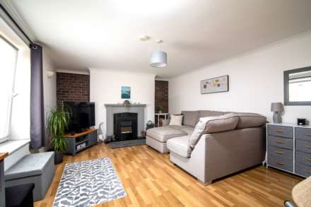 Large 2 Bed Flat + Parking, Town Outskirts