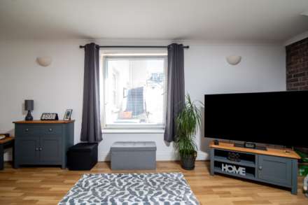 Large 2 Bed Flat + Parking, Town Outskirts, Image 6