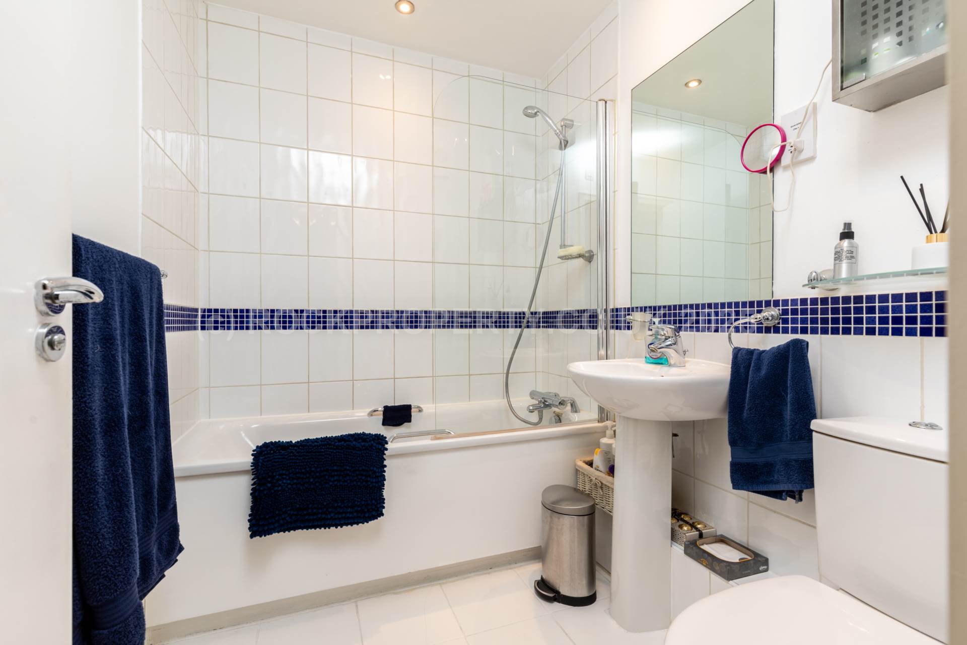 LARGE 2 BED GROUND FLOOR, Century Buildings, Patriotic St, Image 17