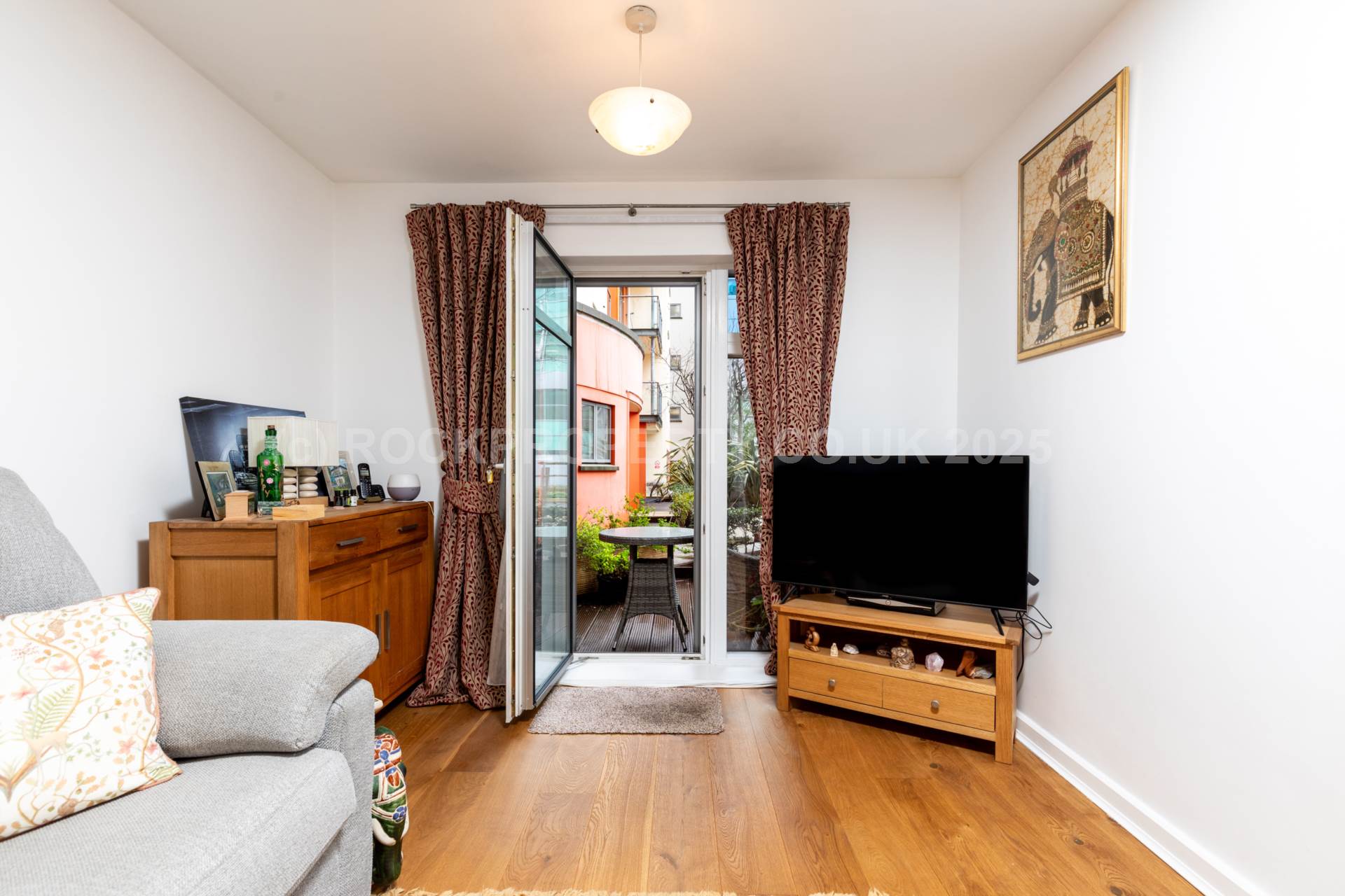 LARGE 2 BED GROUND FLOOR, Century Buildings, Patriotic St, Image 5