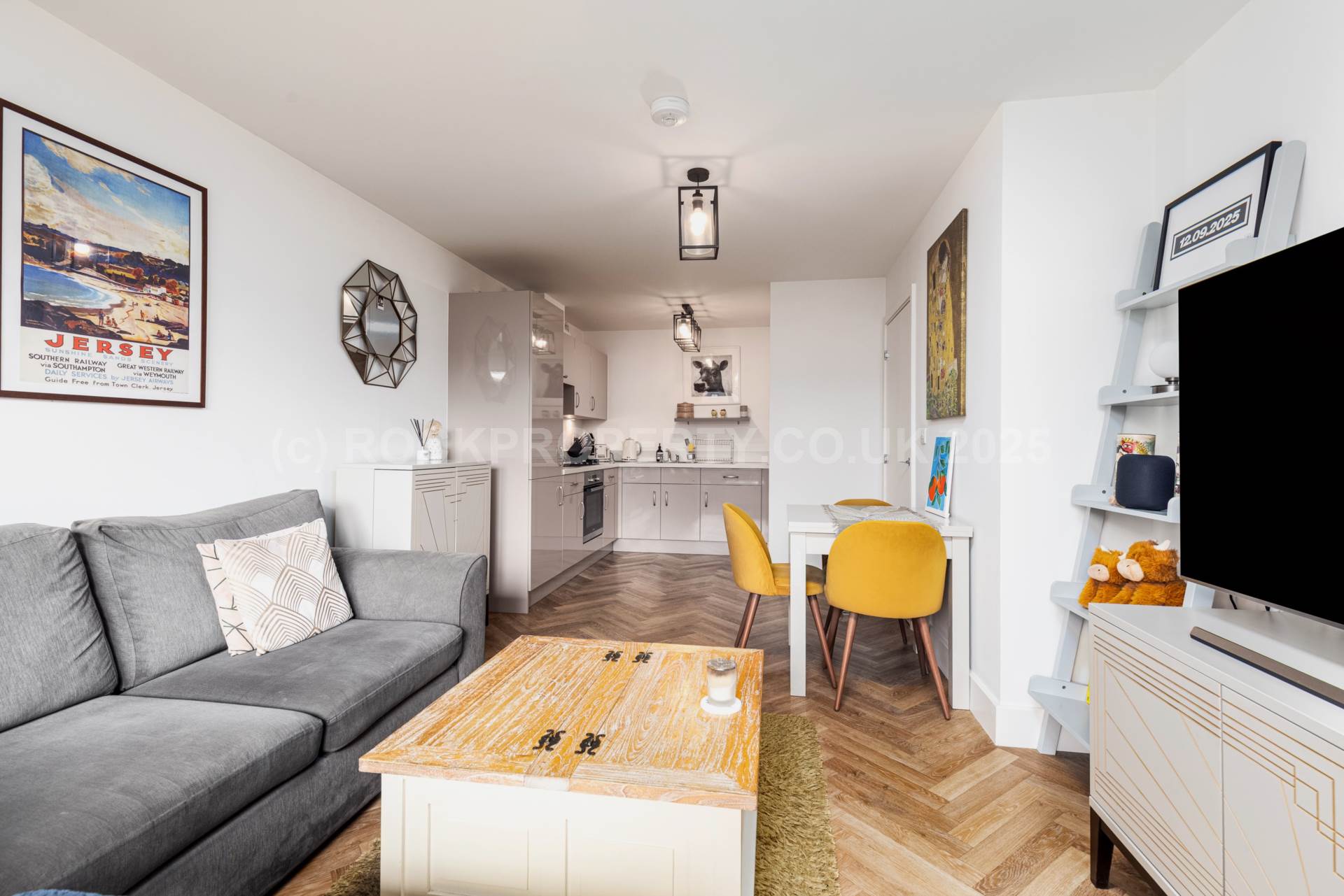 1 Bed + Sunny S/F Balcony, College Gardens, La Pouquelaye, Image 6