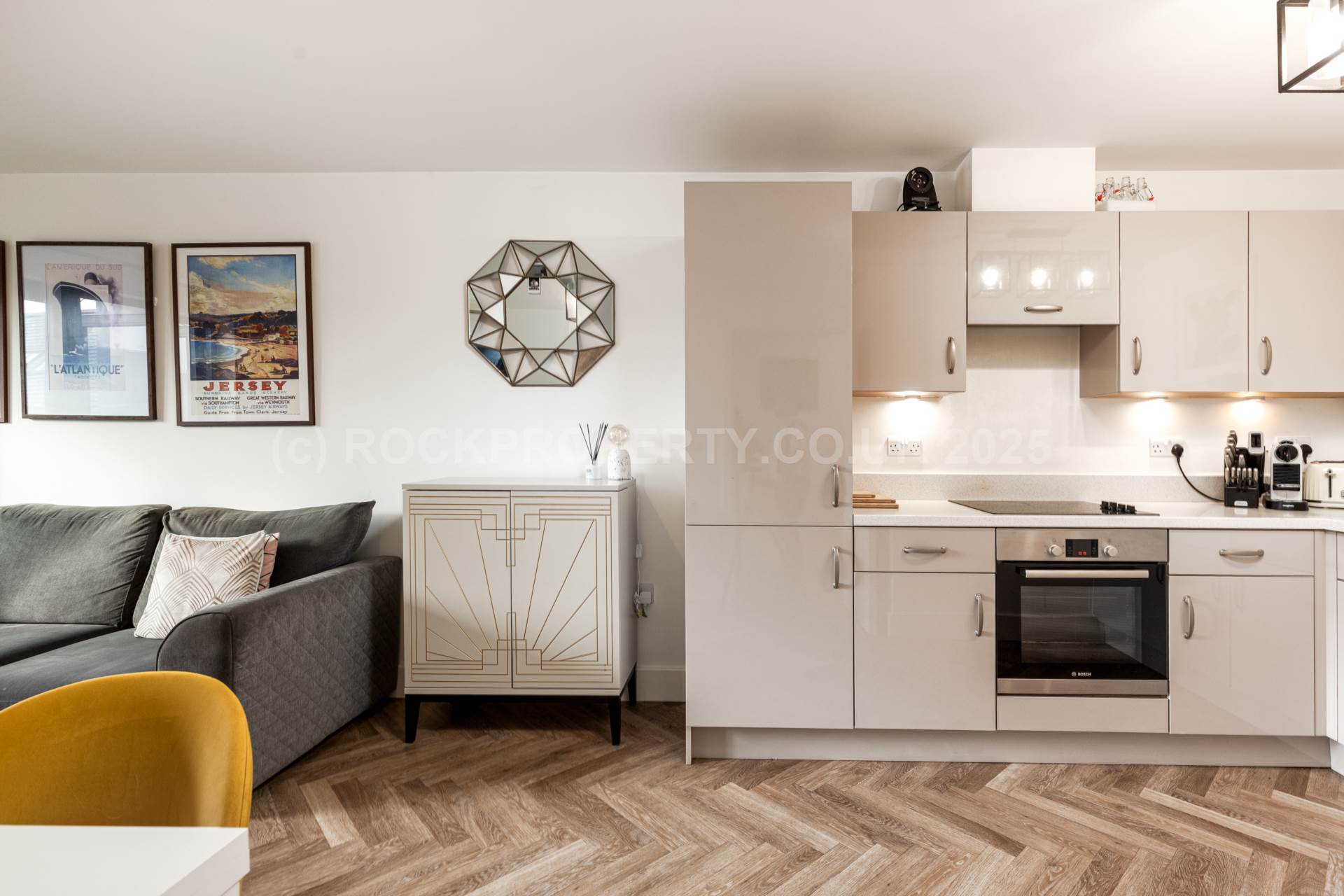 1 Bed + Sunny S/F Balcony, College Gardens, La Pouquelaye, Image 8