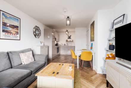 1 Bed + Sunny S/F Balcony, College Gardens, La Pouquelaye, Image 6