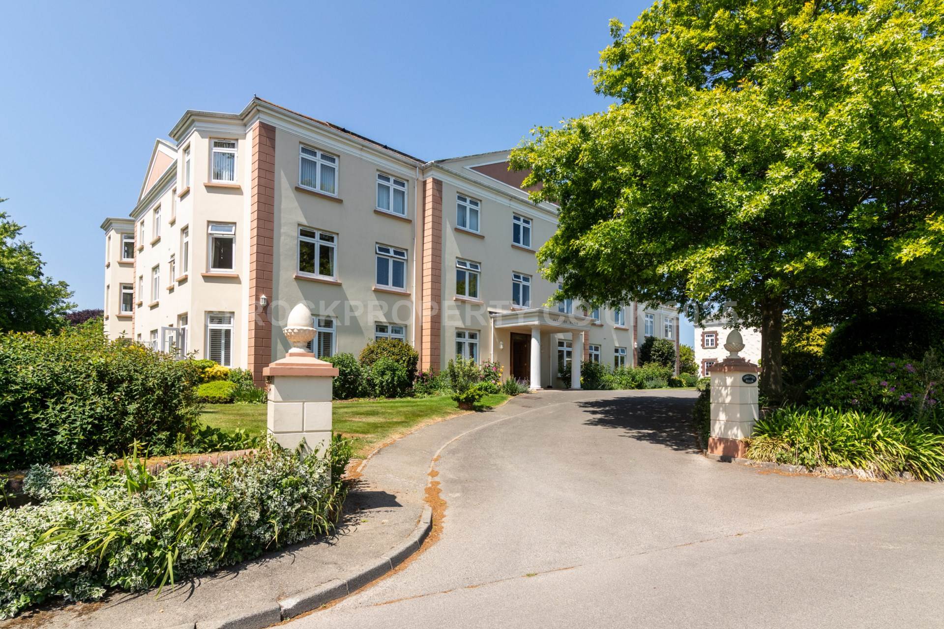 SUPERB 2 BED APARTMENT, Oaklands Manor, Rural St Saviour, Image 1