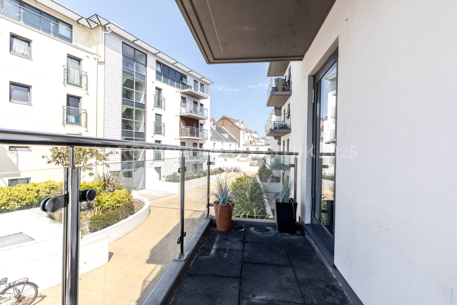 LARGE 2 BED + BALCONY, Saviours Place, Town Outskirts, Image 1