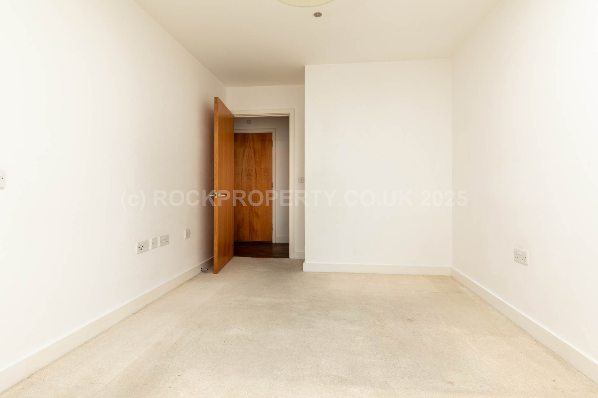 LARGE 2 BED + BALCONY, Saviours Place, Town Outskirts, Image 17