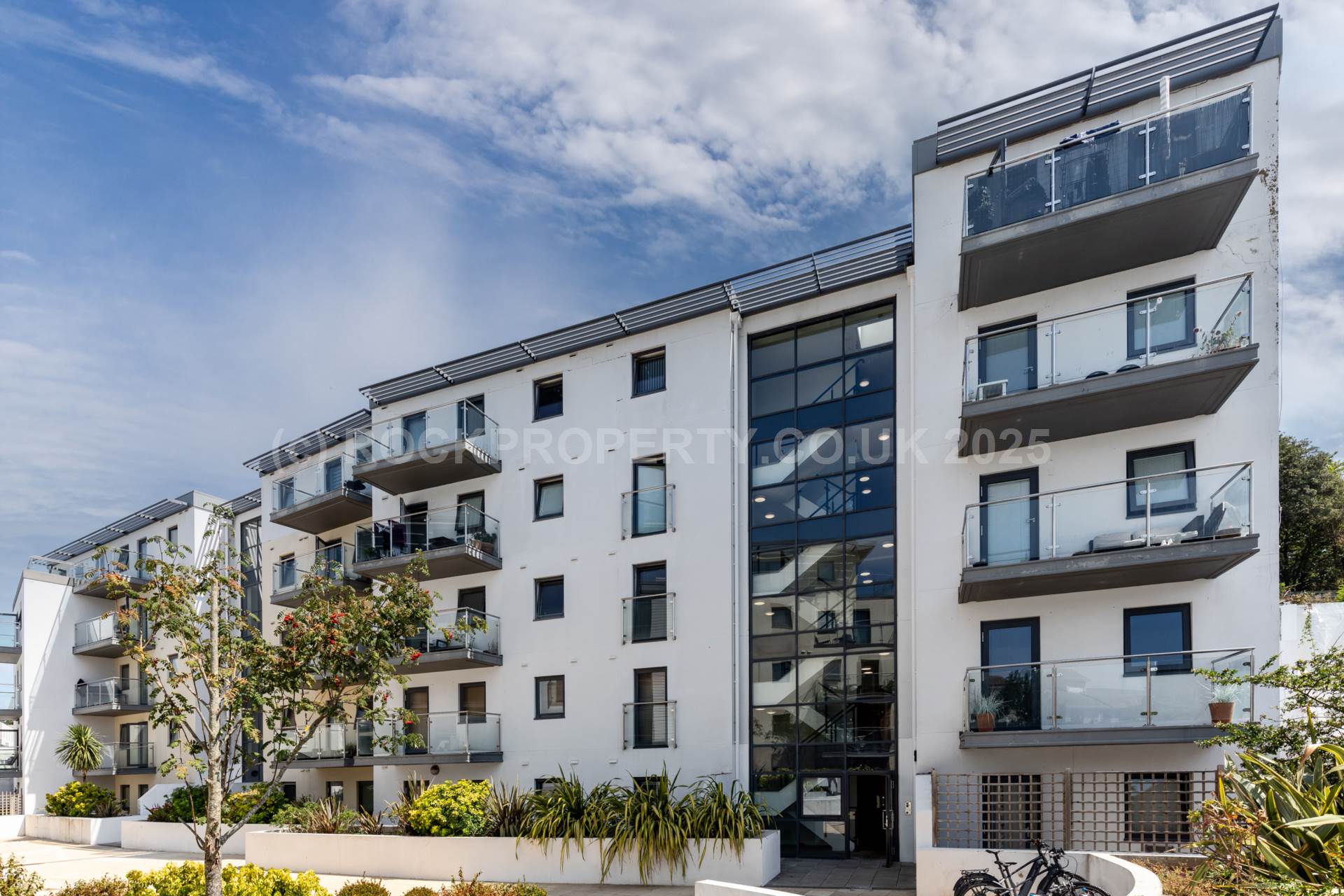 LARGE 2 BED + BALCONY, Saviours Place, Town Outskirts, Image 2