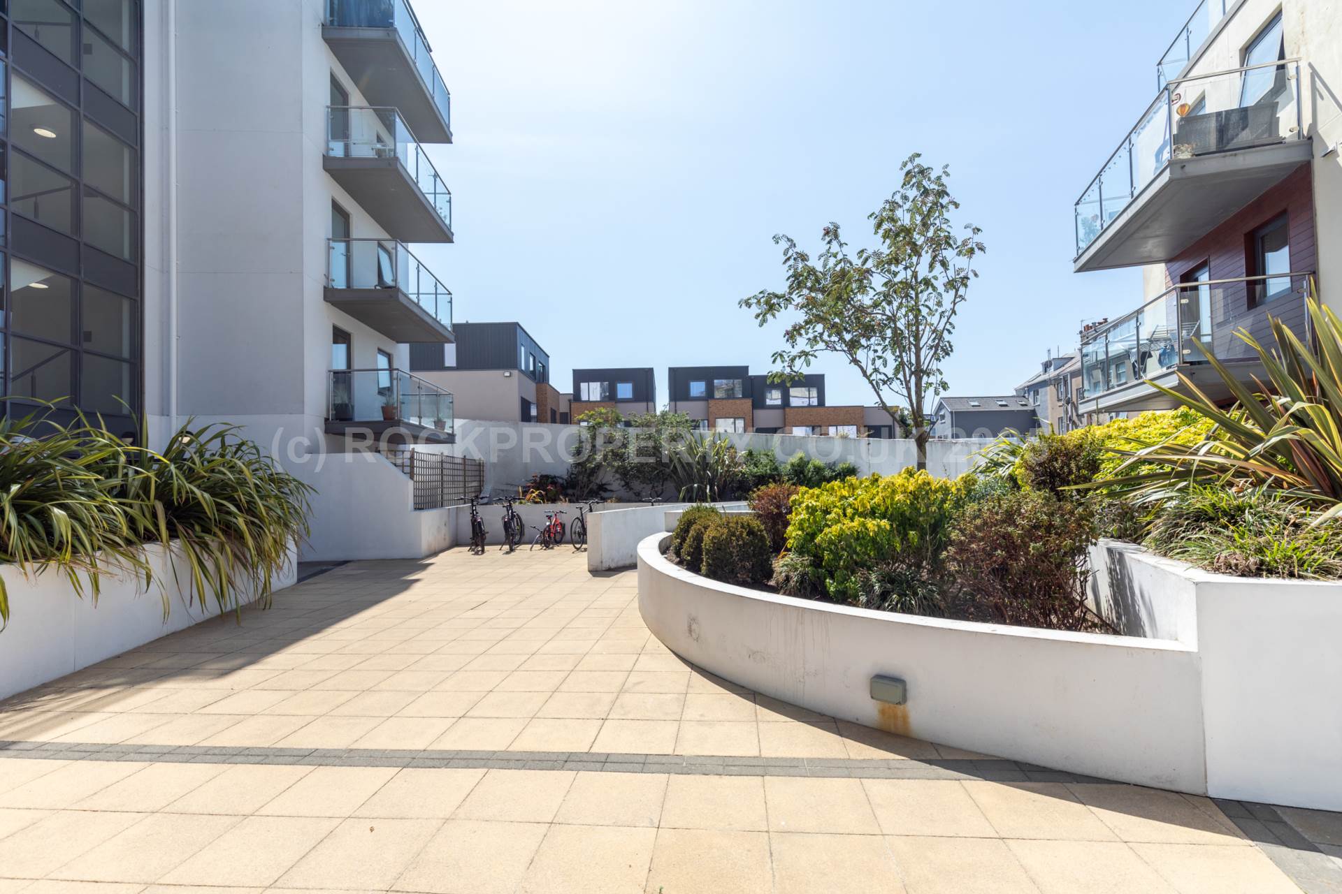 LARGE 2 BED + BALCONY, Saviours Place, Town Outskirts, Image 3