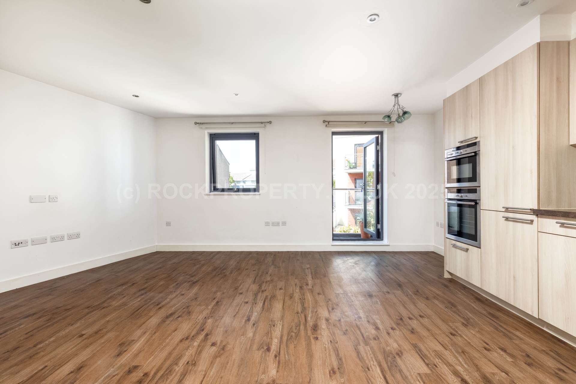 LARGE 2 BED + BALCONY, Saviours Place, Town Outskirts, Image 7