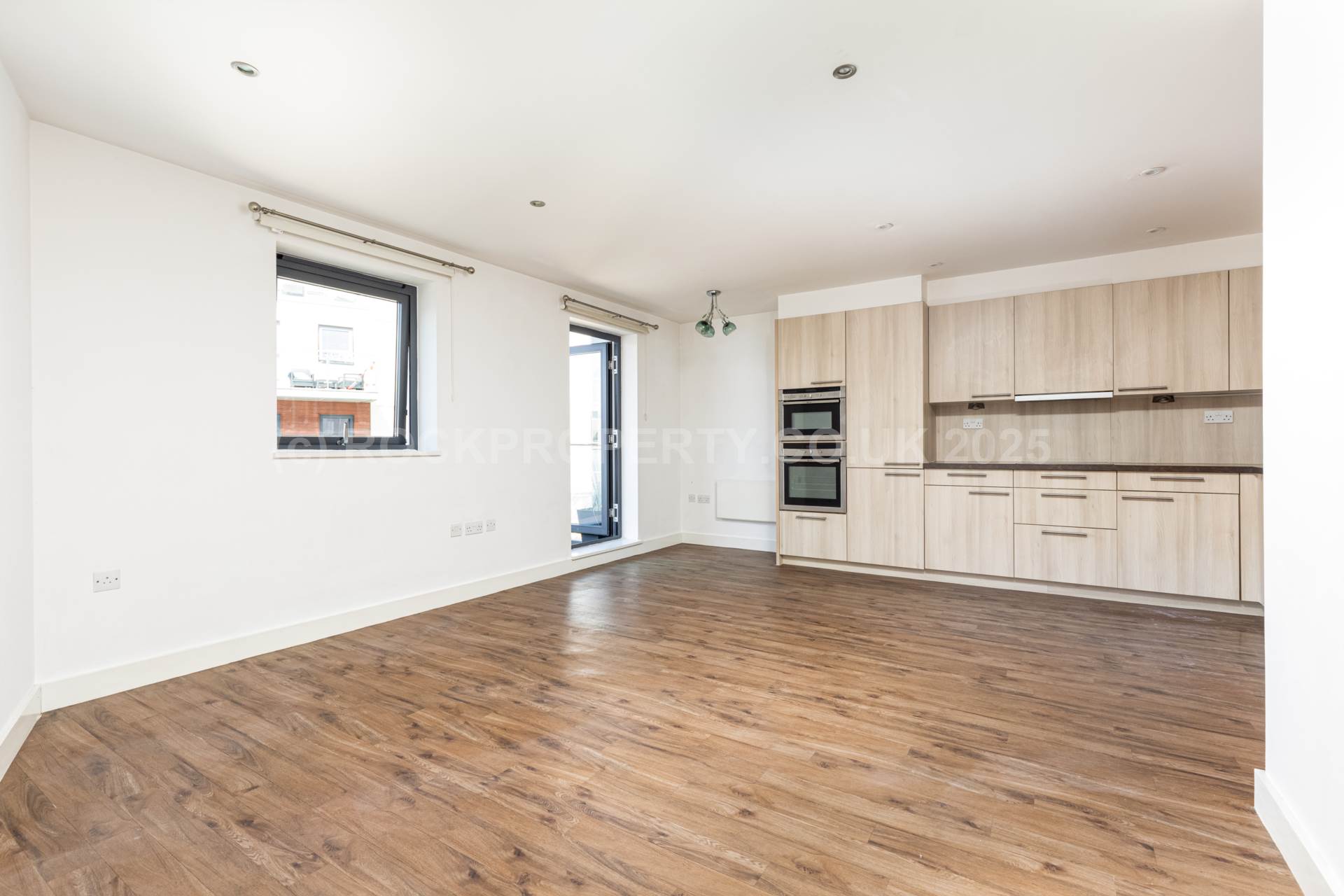 LARGE 2 BED + BALCONY, Saviours Place, Town Outskirts, Image 9