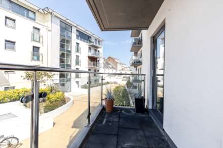 LARGE 2 BED + BALCONY, Saviours Place, Town Outskirts