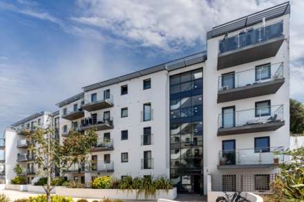 LARGE 2 BED + BALCONY, Saviours Place, Town Outskirts, Image 2