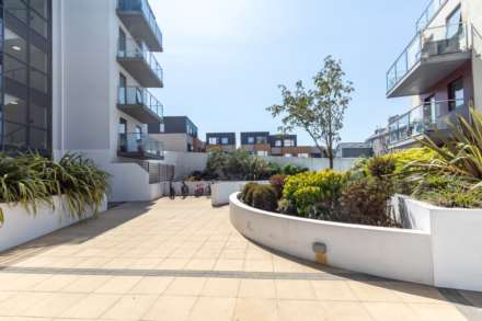 LARGE 2 BED + BALCONY, Saviours Place, Town Outskirts, Image 3